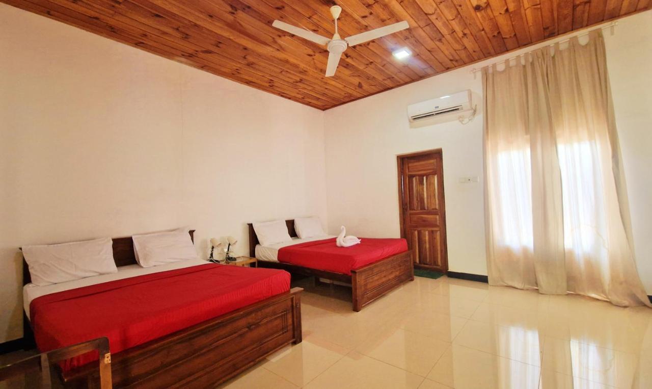 Hotel Italian Guest Trincomalee Esterno foto