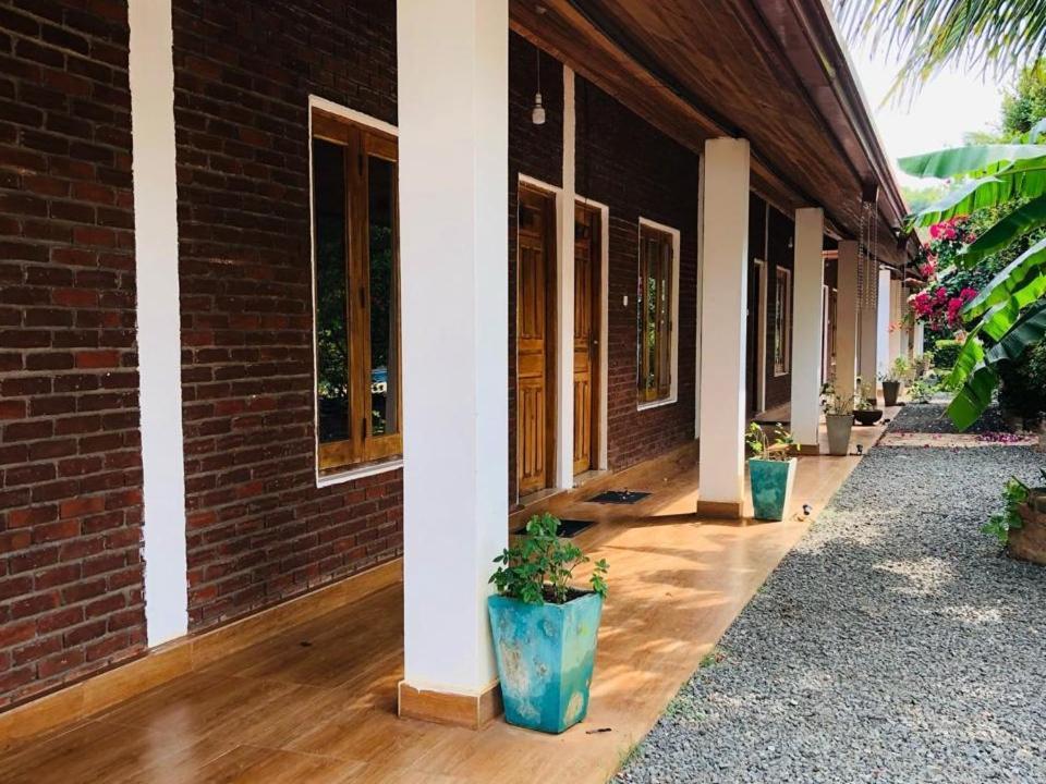 Hotel Italian Guest Trincomalee Esterno foto