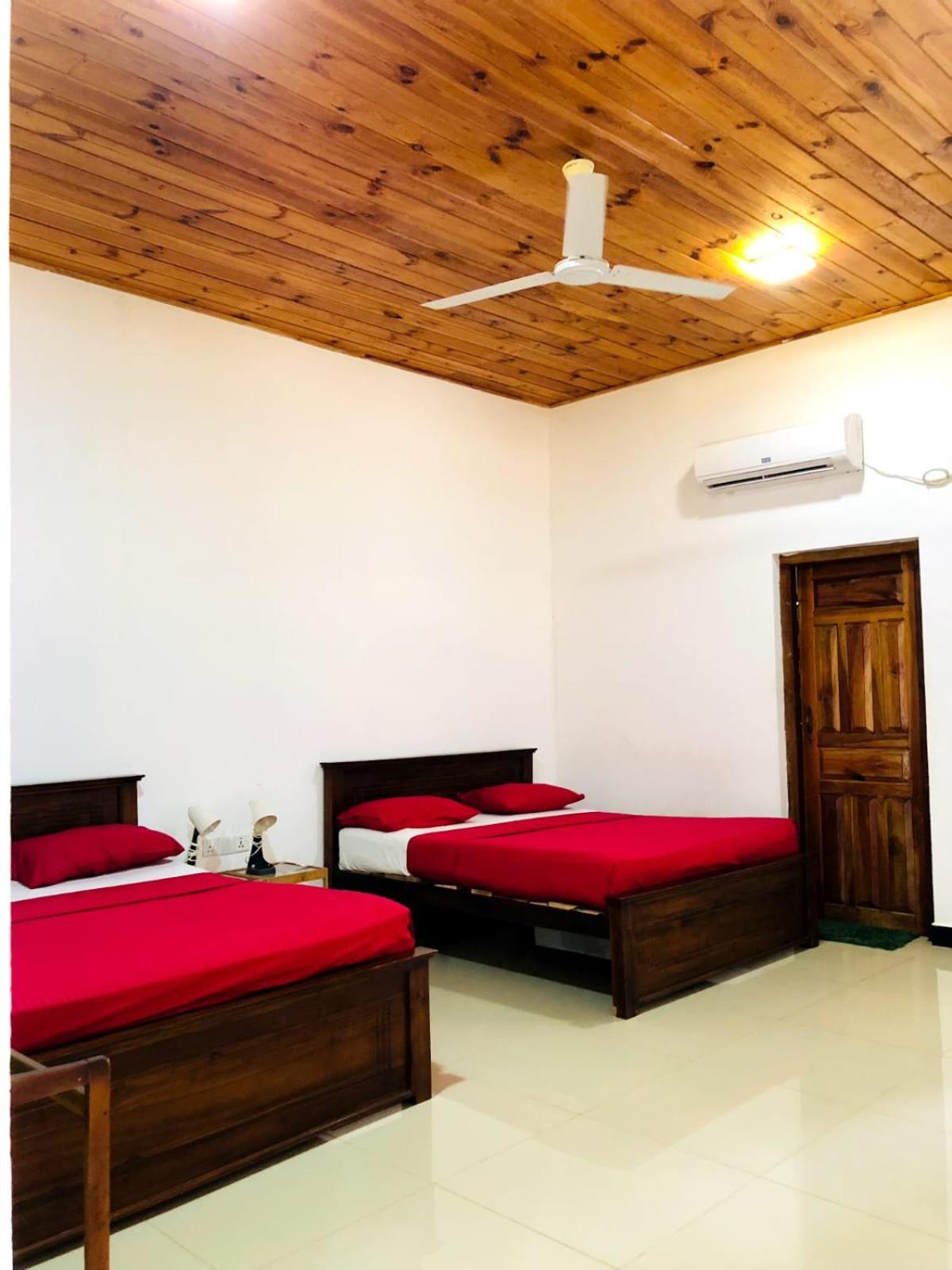 Hotel Italian Guest Trincomalee Esterno foto
